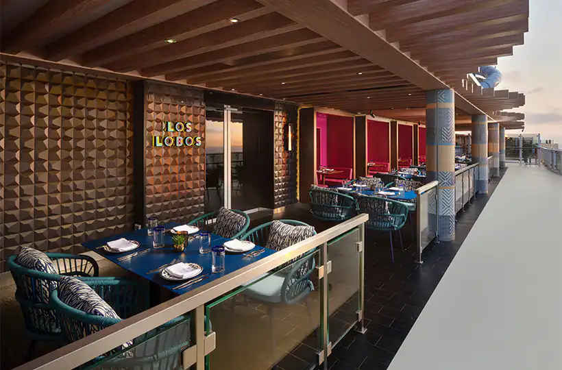 屋外ダイニングスペース