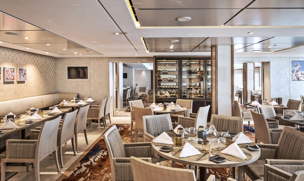 CC_STAR_Chefs_Table_Room_Wine_Case_Blossom